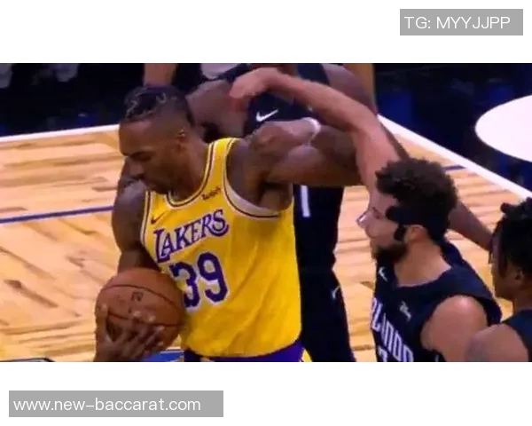 赫伯特琼斯压哨被判犯规不满情绪激动连吃两次技术犯规被驱逐出场